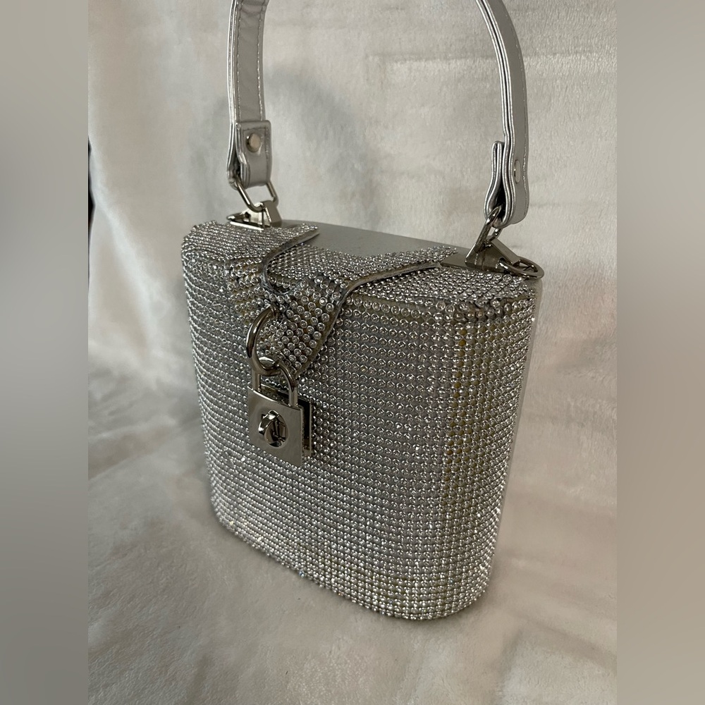 Rainstone handbag with locket clasp, silver sparkly cocktail party ready - Picture 3 of 10